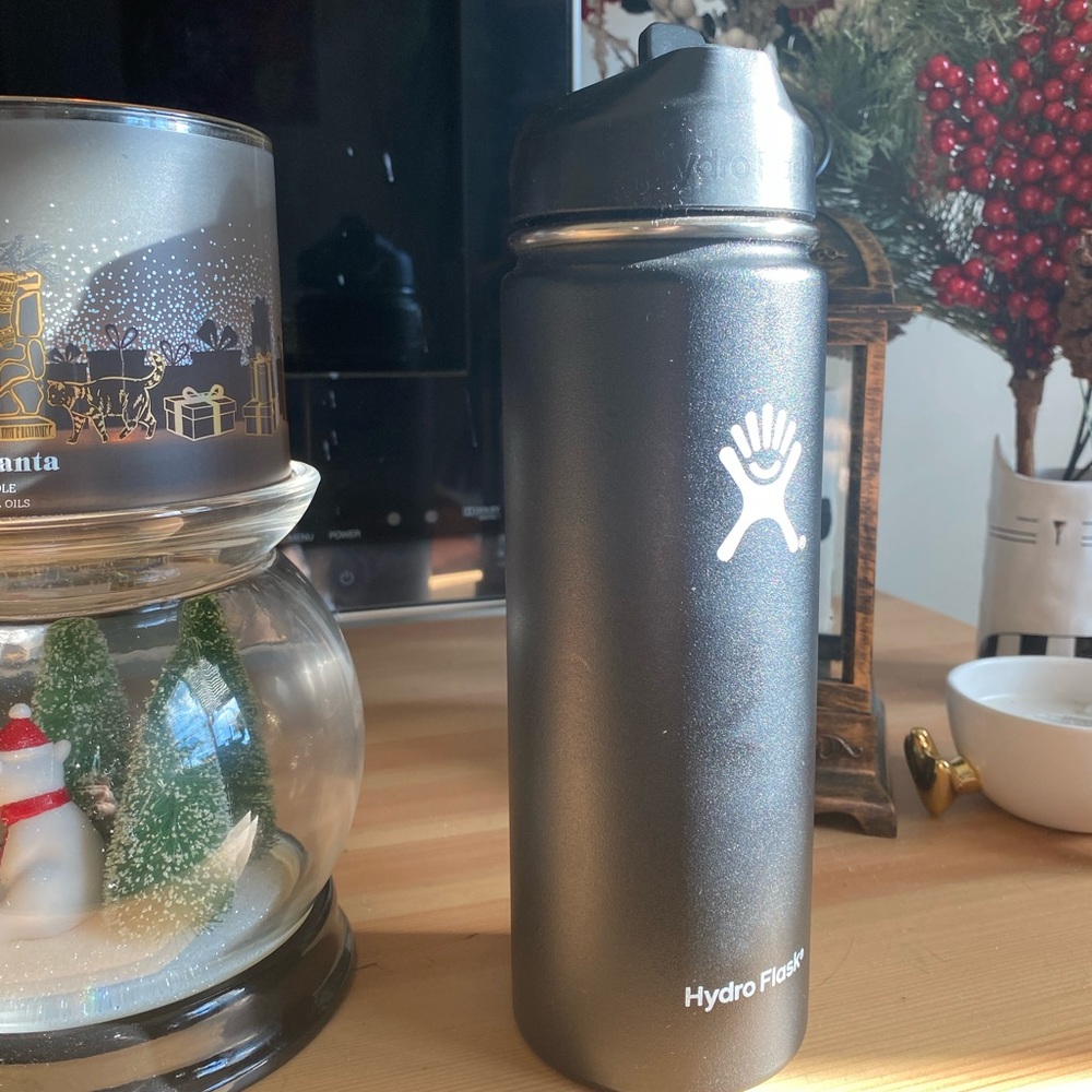 20oz black hydro flask with straw lid
